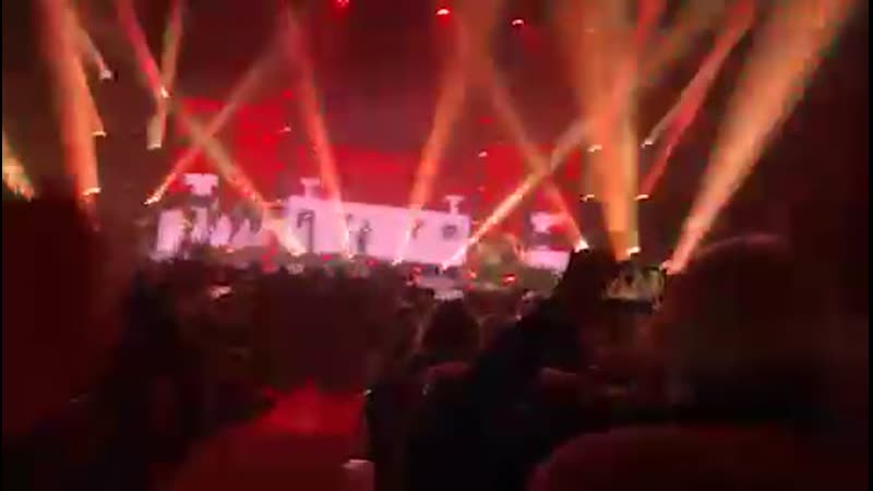 Фил развлекается