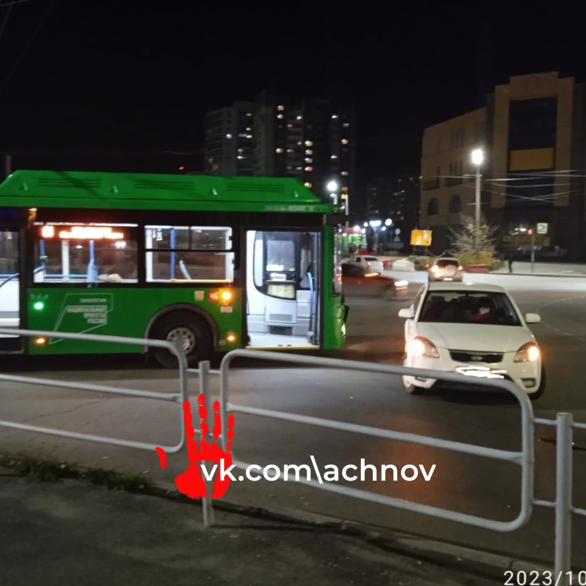 Два человека пострадали в резльутате столкновения городского автобуса и легковушки на северо-западе Челябинска Это картинка