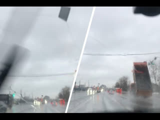 В Канавинском районе промчался КАМАЗ с поднятым кузовом. На своем пути грузовик разбил светофор и задел провода. До их... (видео)